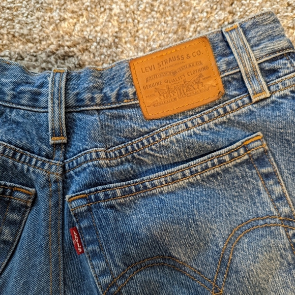 HR Distressed Levis - Picture 10 of 11